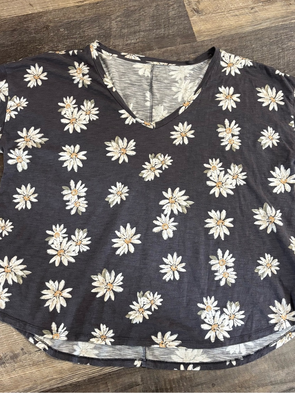 24/7 blue-gray V-Neck Short Sleeve Tee with White Daisy Print and Yellow Centers